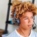 usando audifonos gamer