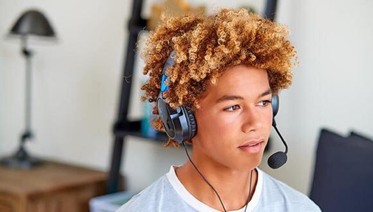 usando audifonos gamer