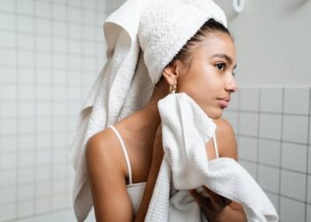 Guía definitiva para quitar el maquillaje con una rutina skincare