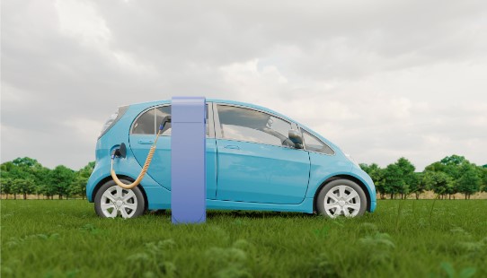 Coche azul electrico cargando en el campo