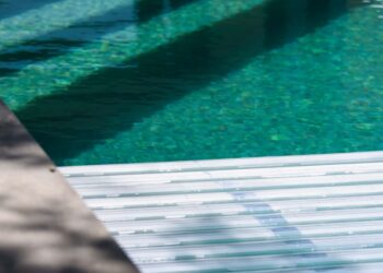 Cubiertas automáticas para piscinas: eficiencia, seguridad y ahorro todo el año