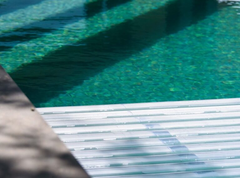 Cubiertas automáticas para piscinas: eficiencia, seguridad y ahorro todo el año