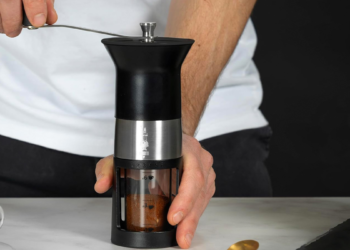 De la molienda al aroma: ¿Cómo elegir el molinillo manual ideal para tu café perfecto?