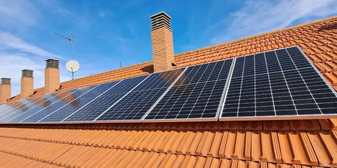 Energía limpia con cuotas fijas: el renting de placas solares llega al tejido empresarial